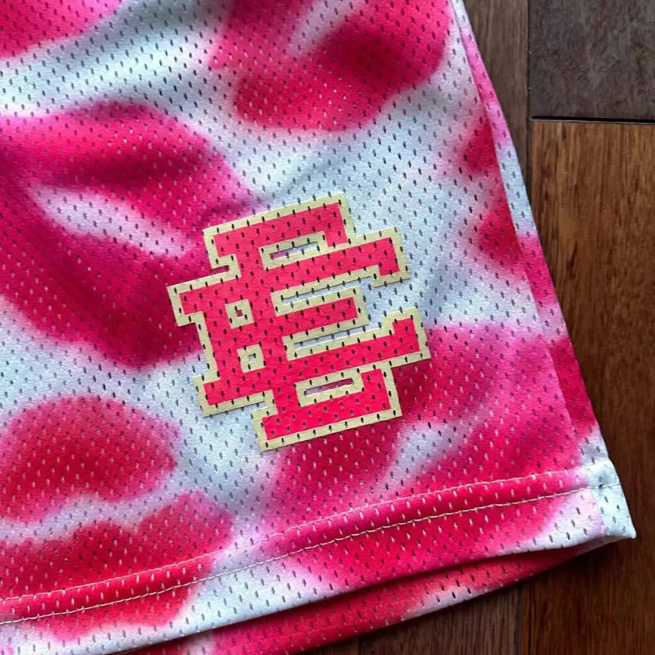 EE Shorts Kiss Lipstick